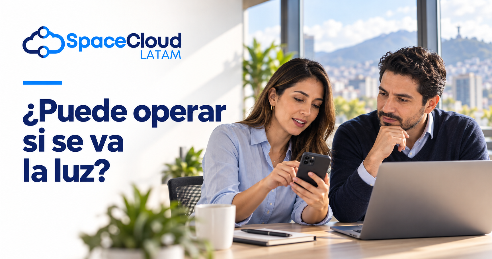 Escena ilustrativa generada con IA: dos profesionales revisan un portátil y un teléfono en una oficina luminosa. Mensaje: ¿Puede operar si se va la luz? Logotipo de SpaceCloud LATAM.