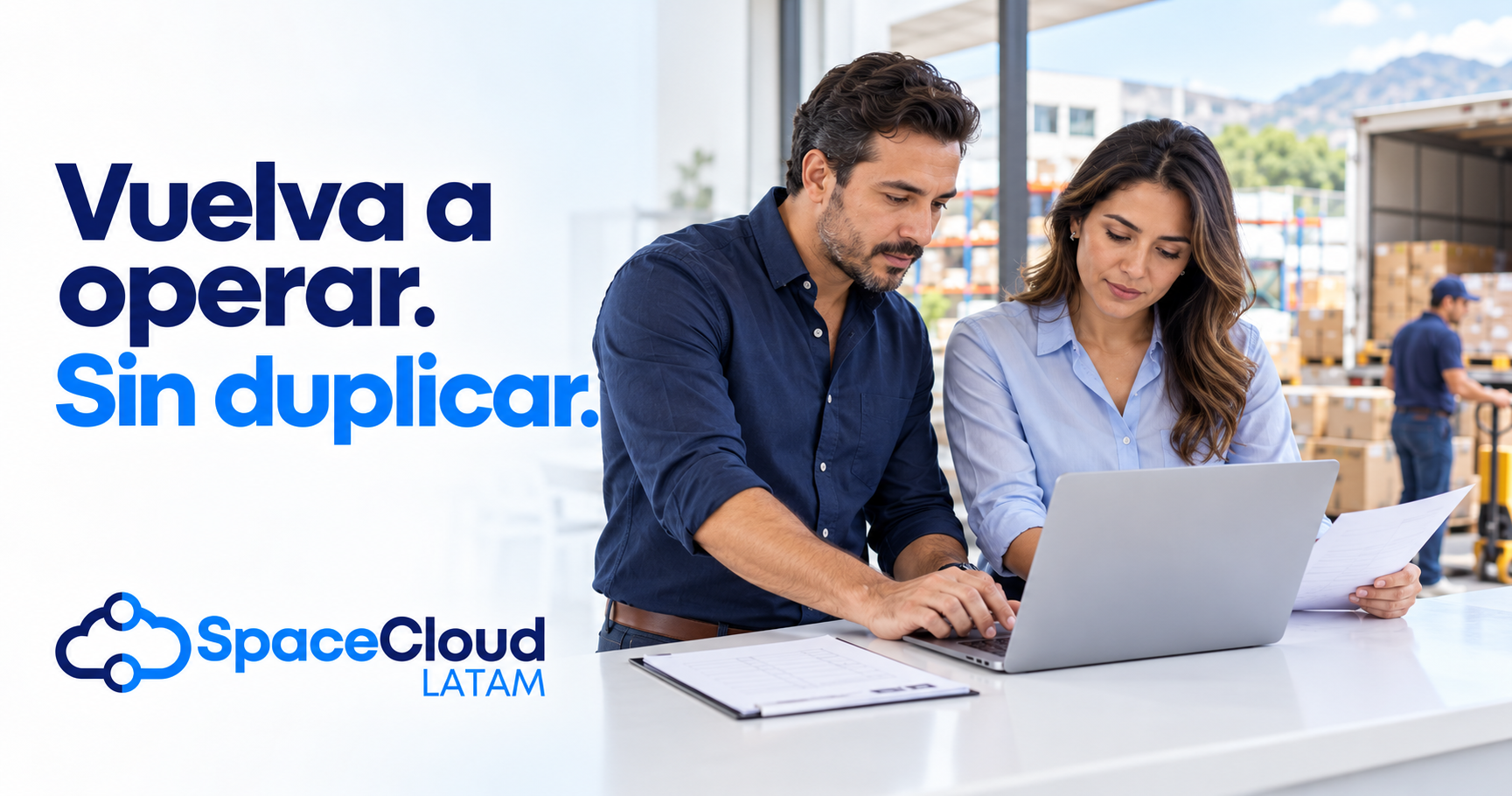Escena generada con IA: dos profesionales revisan pedidos en un portátil en una oficina de distribución luminosa. Mensaje: Vuelva a operar. Sin duplicar.