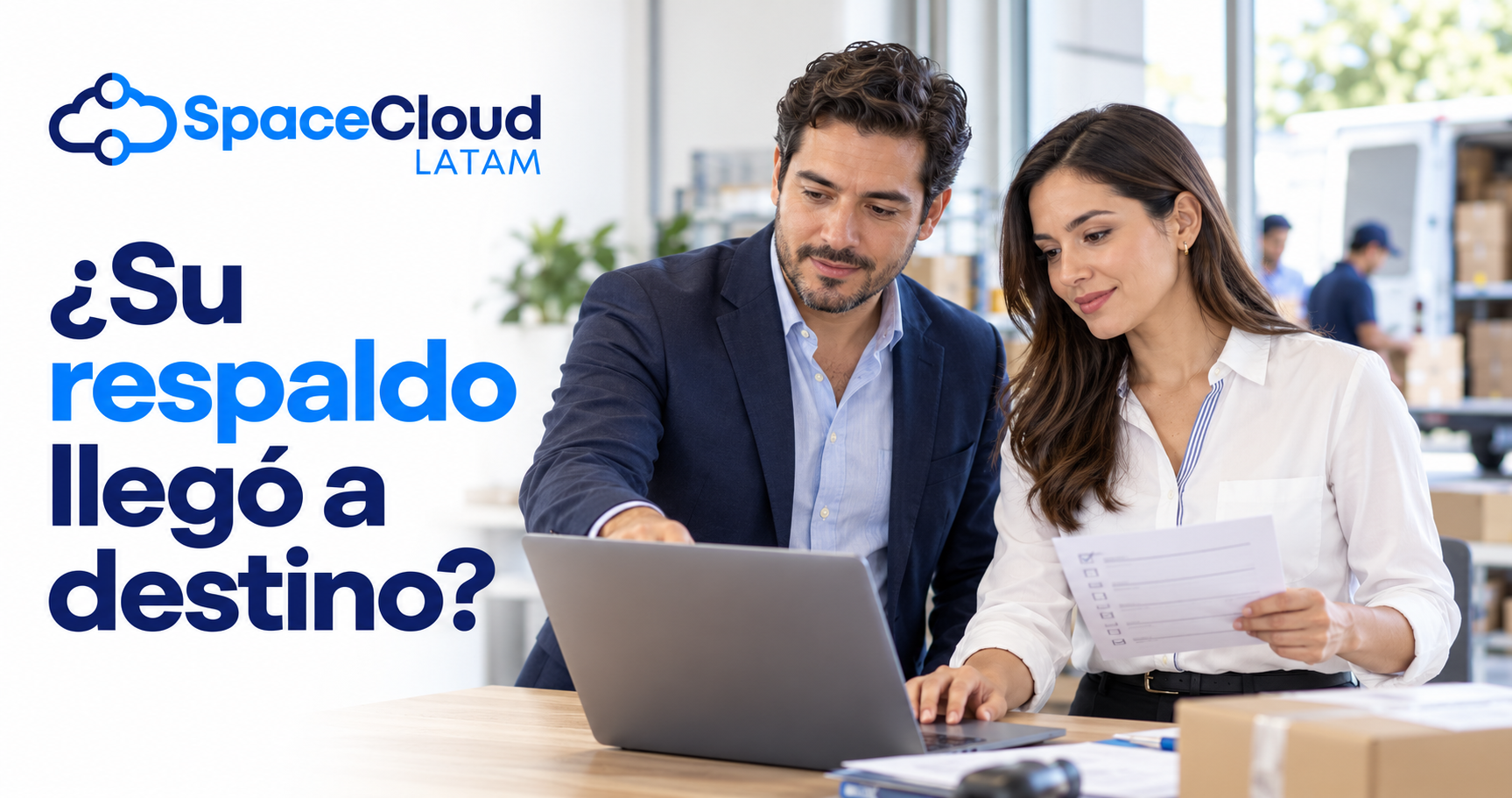 Ilustración fotográfica generada: dos profesionales revisan un portátil y una lista de control en una oficina de distribución. Mensaje: ¿Su respaldo llegó a destino?